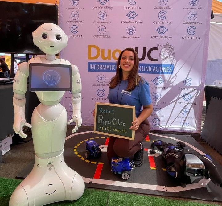 Yanniré Cid presenting Robot Pepper Citt at a Duoc UC CITT technology showcase.